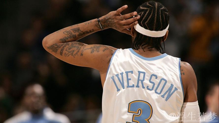 内马尔晒踢野球视频，身披76人艾弗森球衣亮相