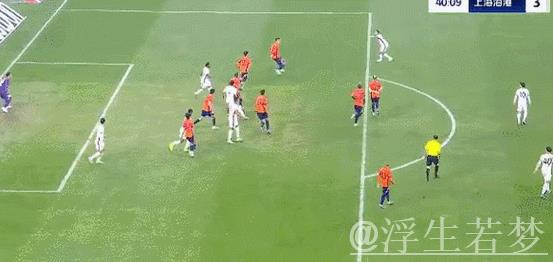 李新翔左侧突破内切射门 球经折射破门得分 李新翔左侧突破内切射门 球经折射破门得分